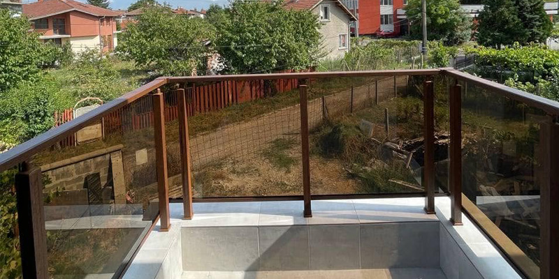 Стъклен парапет с алуминиев горен наличник на ъглова тераса